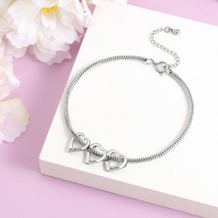armband-mit-namen-personalisierte-herz-charme-eingraviert-familienname-verstellbare-kette-armband