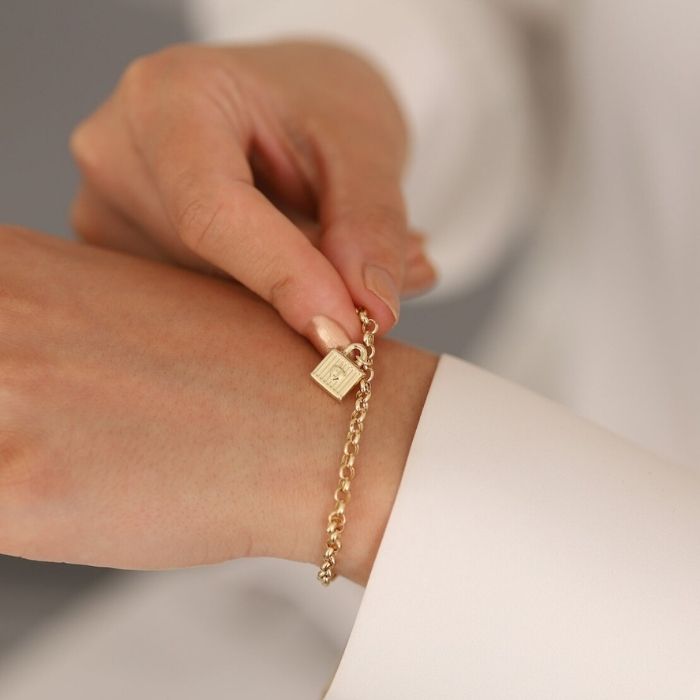 goldarmband-damen-585-gold-armband-damen-14k-gold-rolo-armband-mit-schloss-charm-armband-padlock-charm-goldarmband-fur-damen